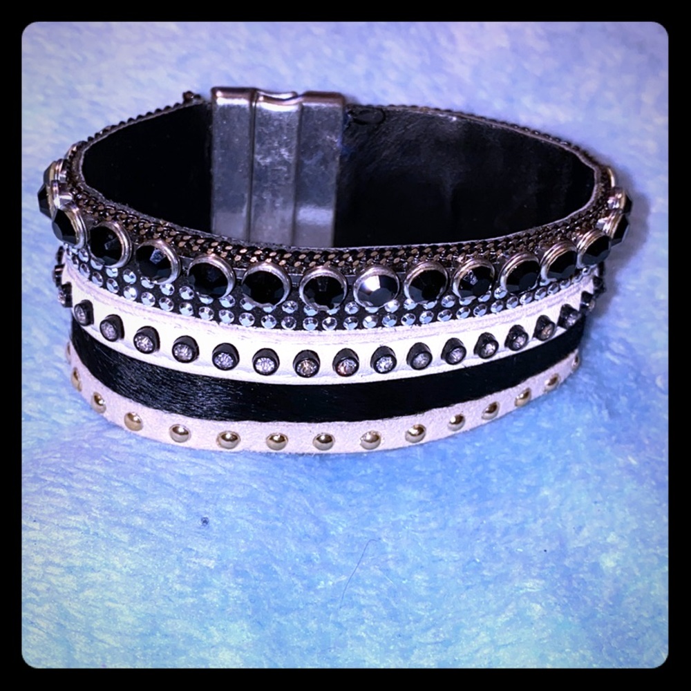 Gorgeous women’s band bracelet cream and black
